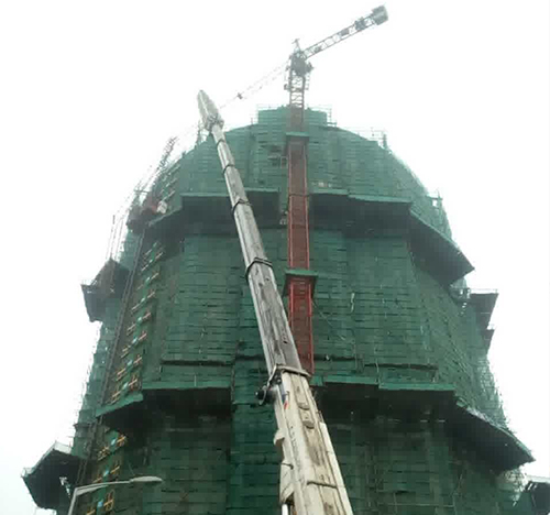 河北吊车在工地上作业